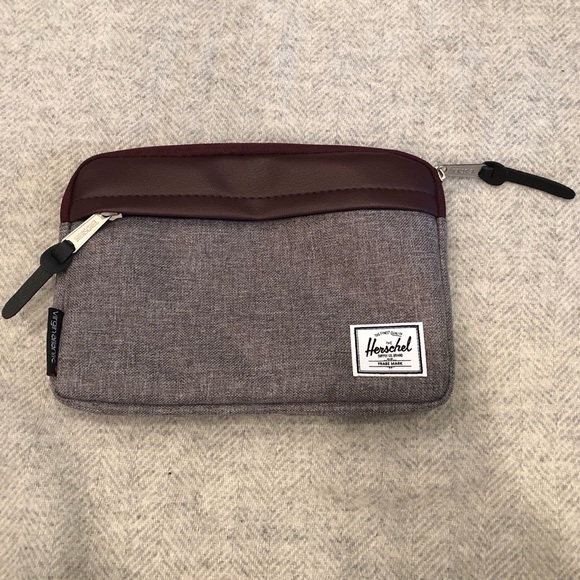 NWOT Herschel Supply Co Toiletry Bag - Picture 2 of 5